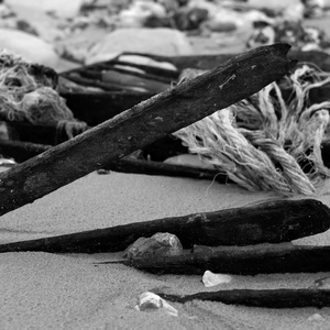 Barres de fer rouillées, cordons en nylon, filets sur une plage en noir et blanc - France  - collection de photos clin d'oeil, catégorie clindoeil
